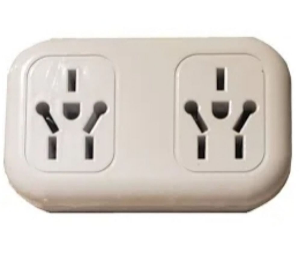 Adaptador de pared blanco de doble salida con dos enchufes universales.