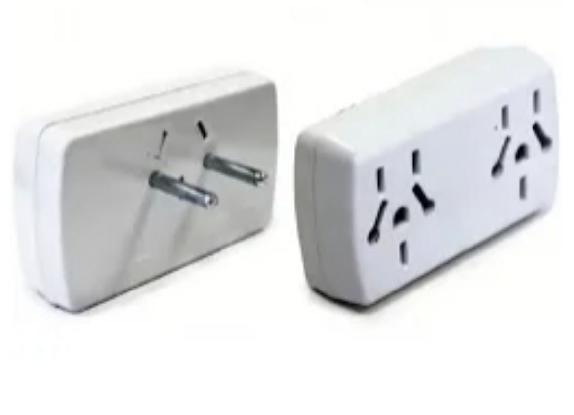 Dos tomas de corriente de color blanco, una con clavijas y otra con receptáculos para enchufes.