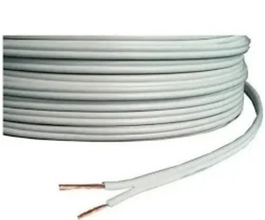 Cable eléctrico gris enrollado con dos conductores de cobre expuestos que se extienden desde un extremo.