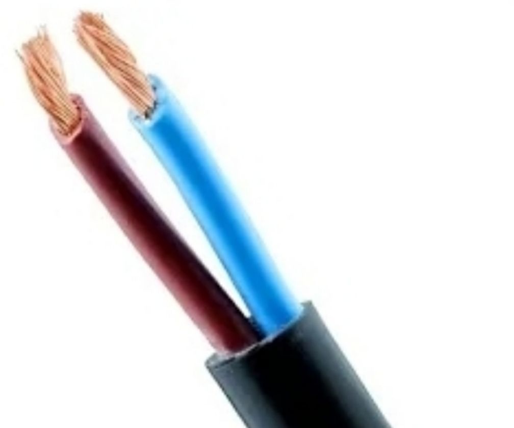 Cable eléctrico de dos conductores, uno rojo y otro azul, revestidos de negro.