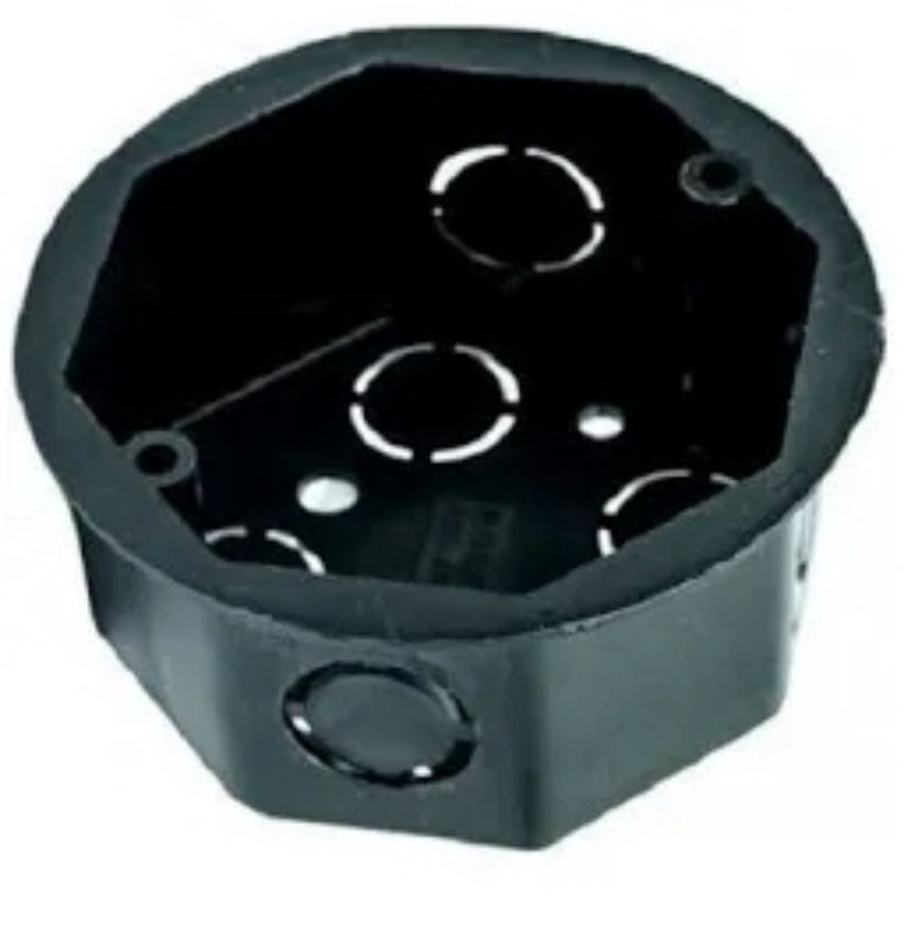 Caja de conexiones eléctricas octogonal de color negro, con orificios perforados circulares.