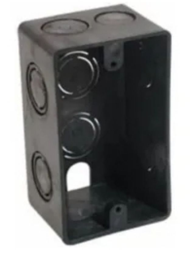 Caja de conexiones eléctricas de color negro con múltiples aberturas circulares.