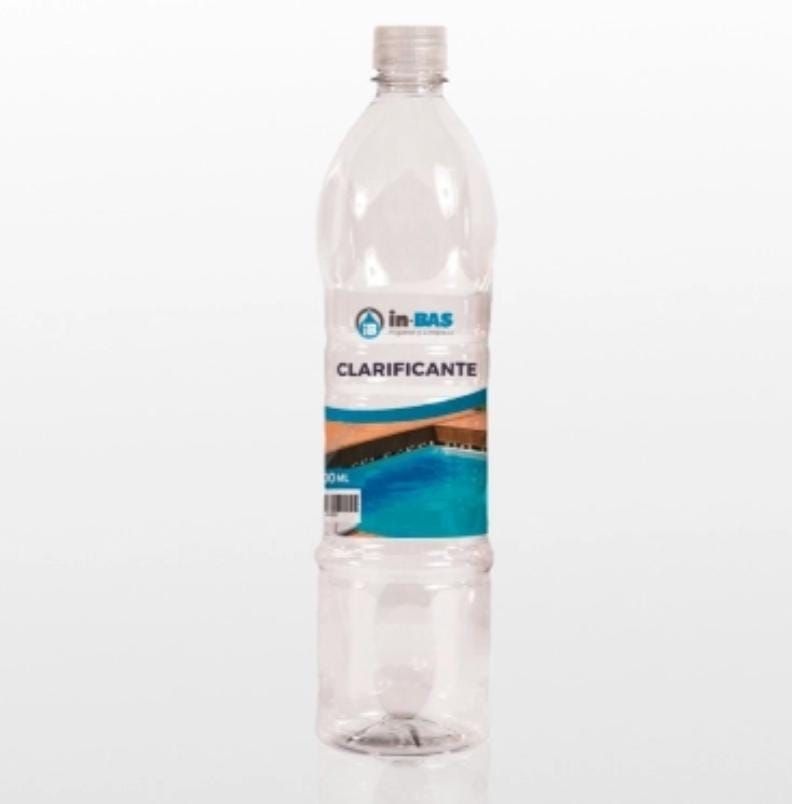 Botella de plástico transparente etiquetada como 
