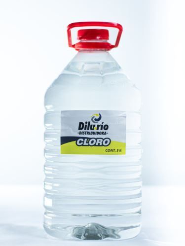 Botella transparente de cloro líquido, etiquetada 