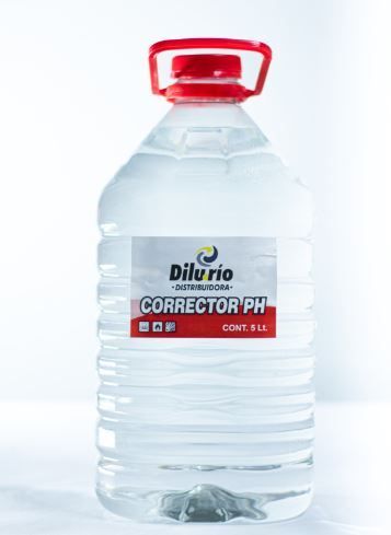 Botella de plástico transparente de “Corrector PH” con tapón rojo, etiqueta blanca.