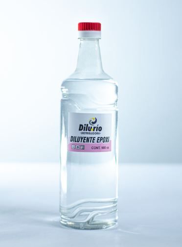 Botella de líquido transparente etiquetada como 
