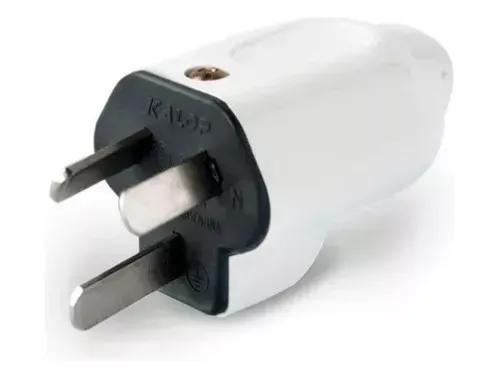 Enchufe eléctrico blanco y negro con tres clavijas.