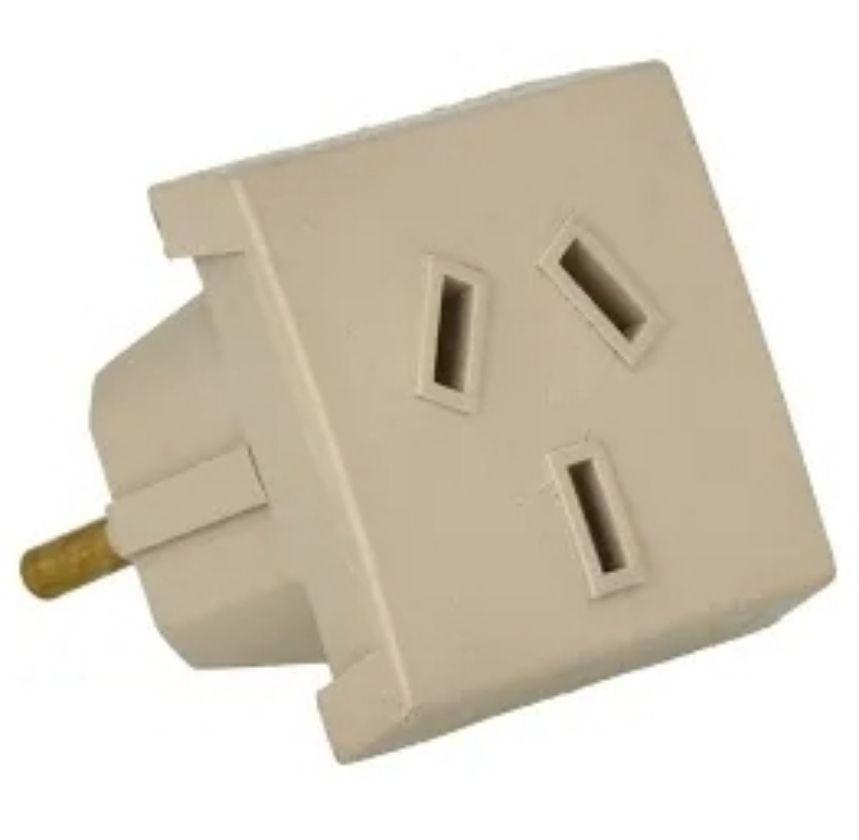 Adaptador de corriente australiano de color beige con toma de tres clavijas.