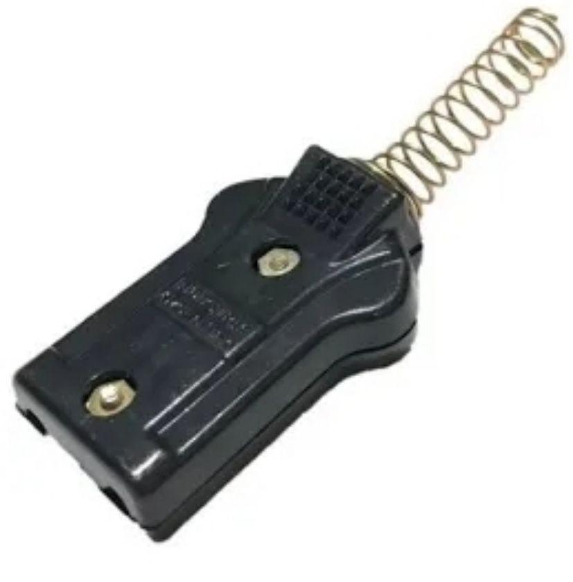 Enchufe de electrodoméstico de color negro con resorte helicoidal, probablemente para plancha.