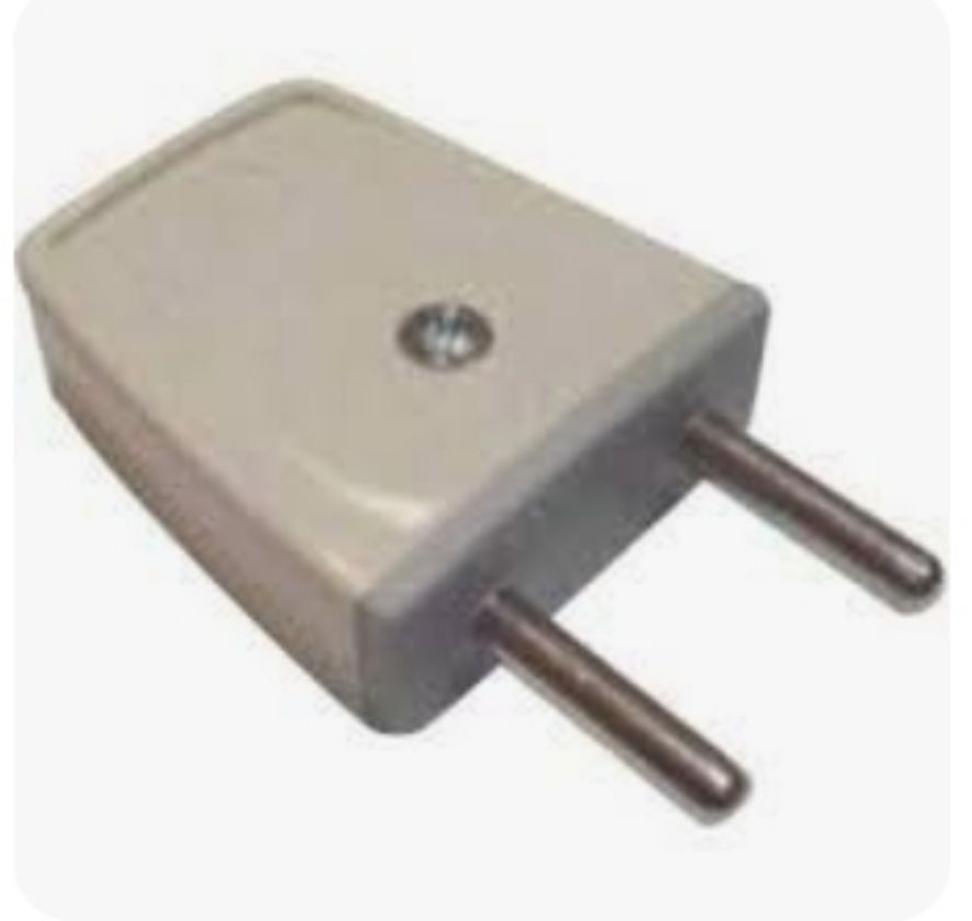 Enchufe eléctrico de dos clavijas, color bronce con clavijas plateadas.