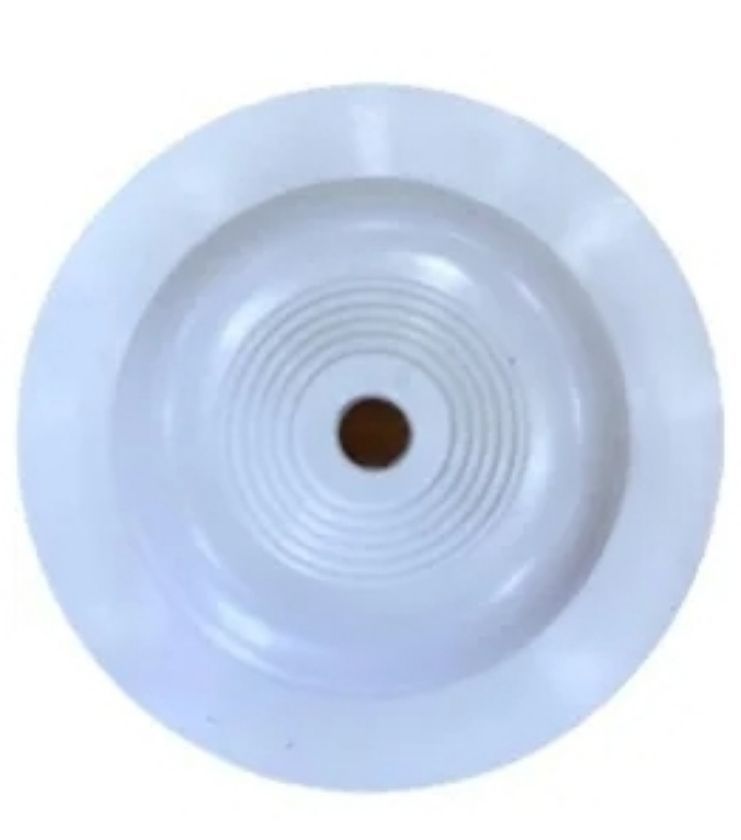 Baldaquín circular de color blanco con un agujero central de color marrón y anillos concéntricos.
