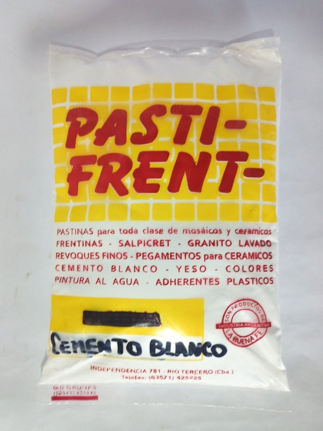 Bolsa de cemento blanco con texto amarillo y rojo.