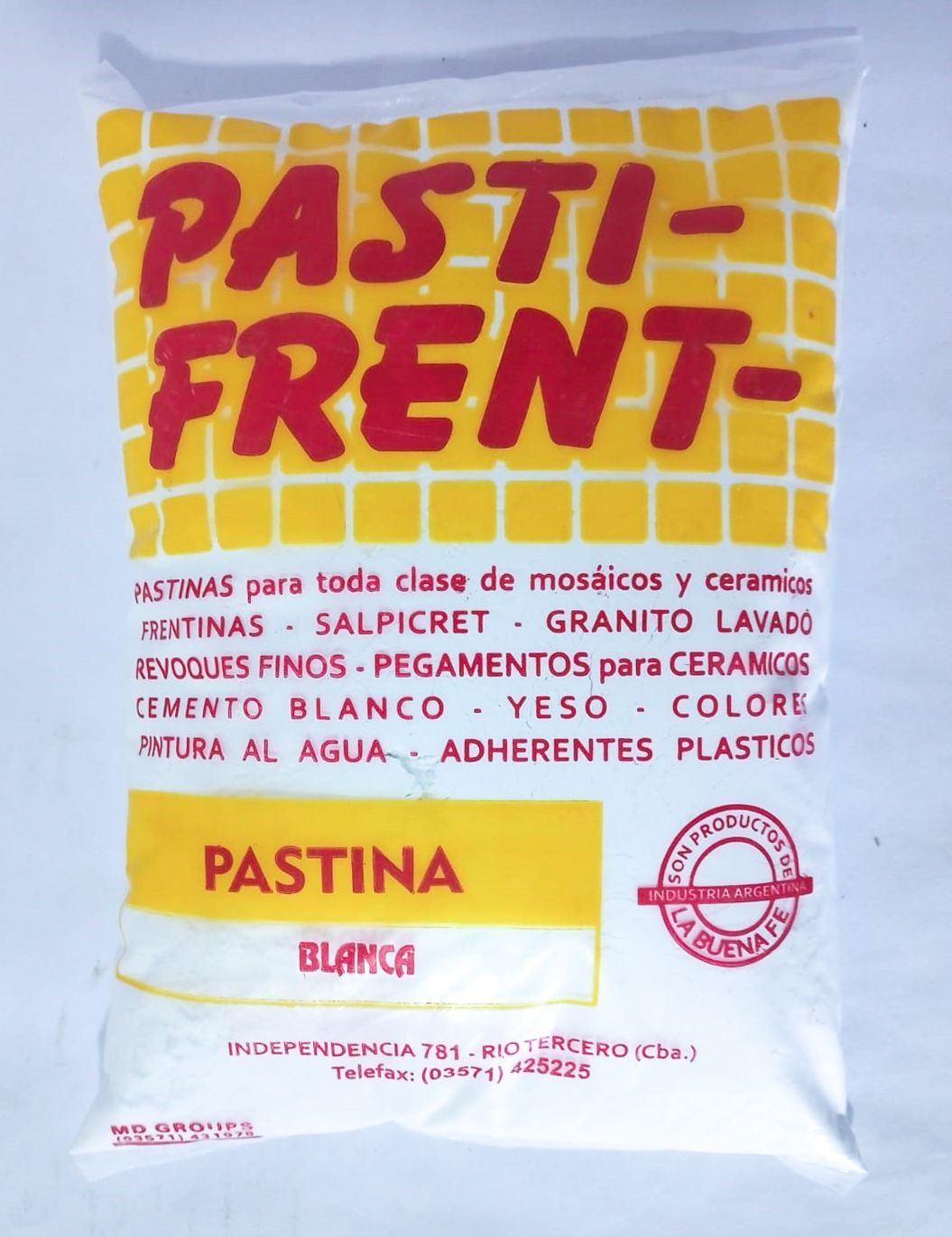 Bolsa de lechada para azulejos “PASTI-FRENT”, polvo blanco en bolsa amarilla y blanca.
