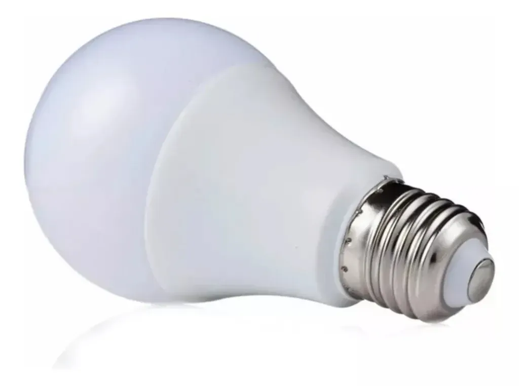 Bombilla LED de color blanco, dispuesta en ángulo sobre una superficie blanca, con base de rosca metálica.
