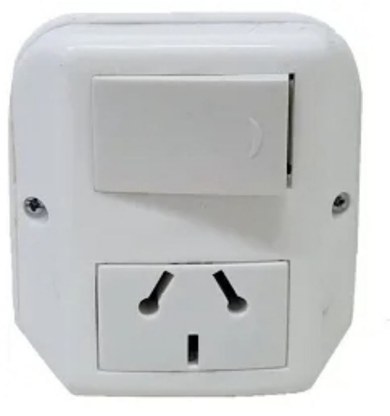 Toma de corriente eléctrica de color blanco con tapa protectora en pared blanca.