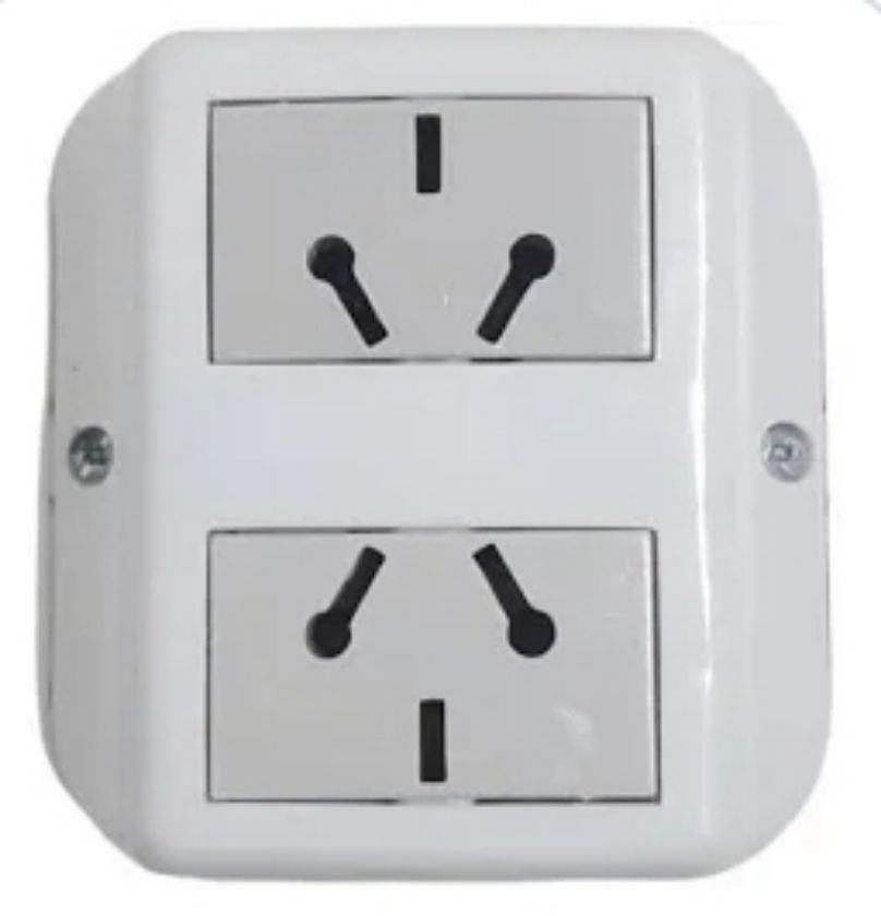 Toma de corriente eléctrica de color blanco con dos enchufes, con orificios de tres clavijas y ranuras verticales.