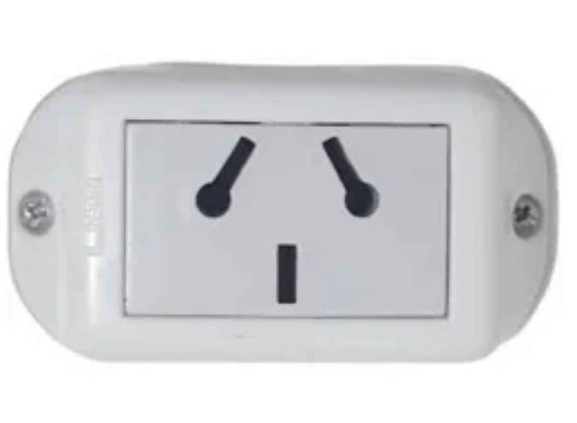Tomacorriente eléctrico de color blanco con tres ranuras, dentro de una carcasa rectangular de color blanco.