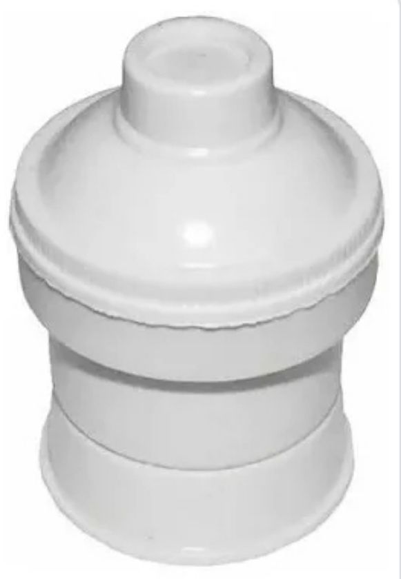 Dispensador de fórmula para bebés de plástico blanco con tres compartimentos apilados.