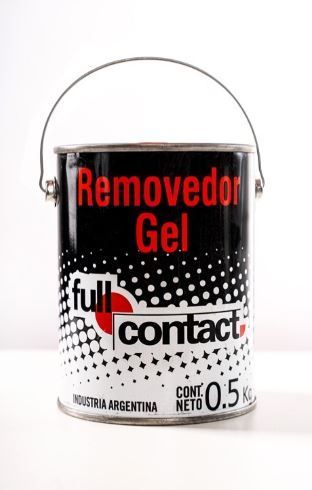 Lata metálica de removedor de gel “Full Contact”, etiqueta en blanco y negro, texto y logotipo en rojo.