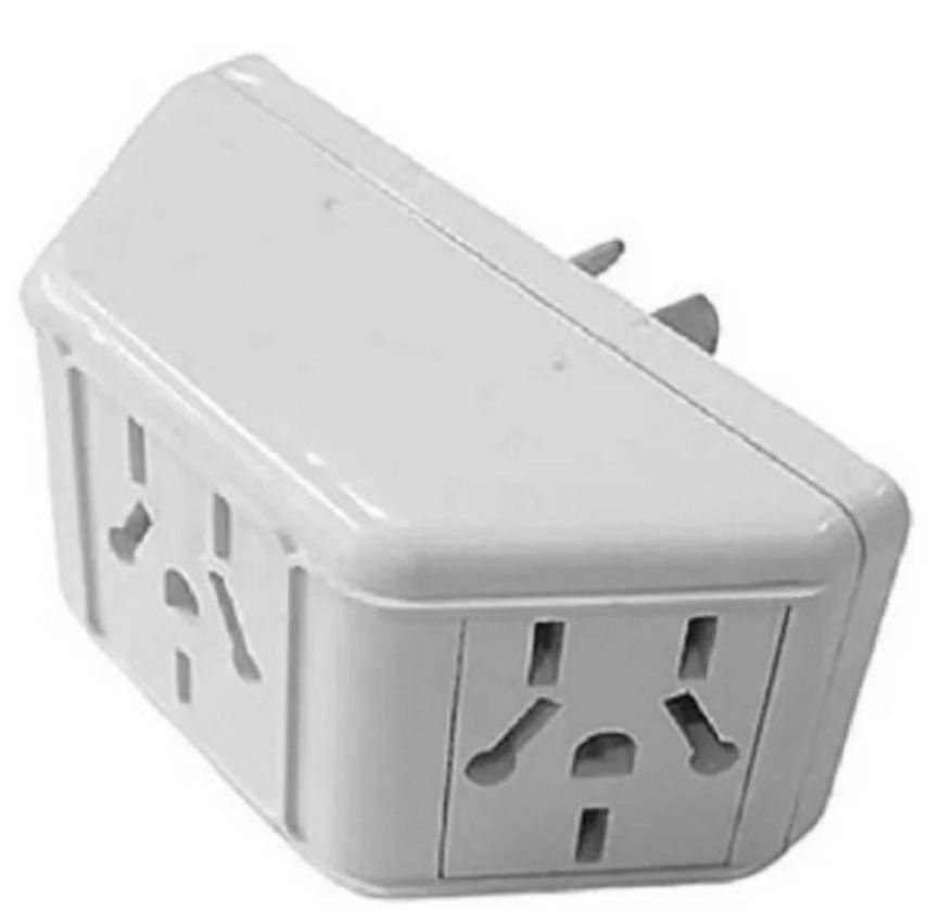 Adaptador de tomacorriente eléctrico de color blanco con tres salidas.