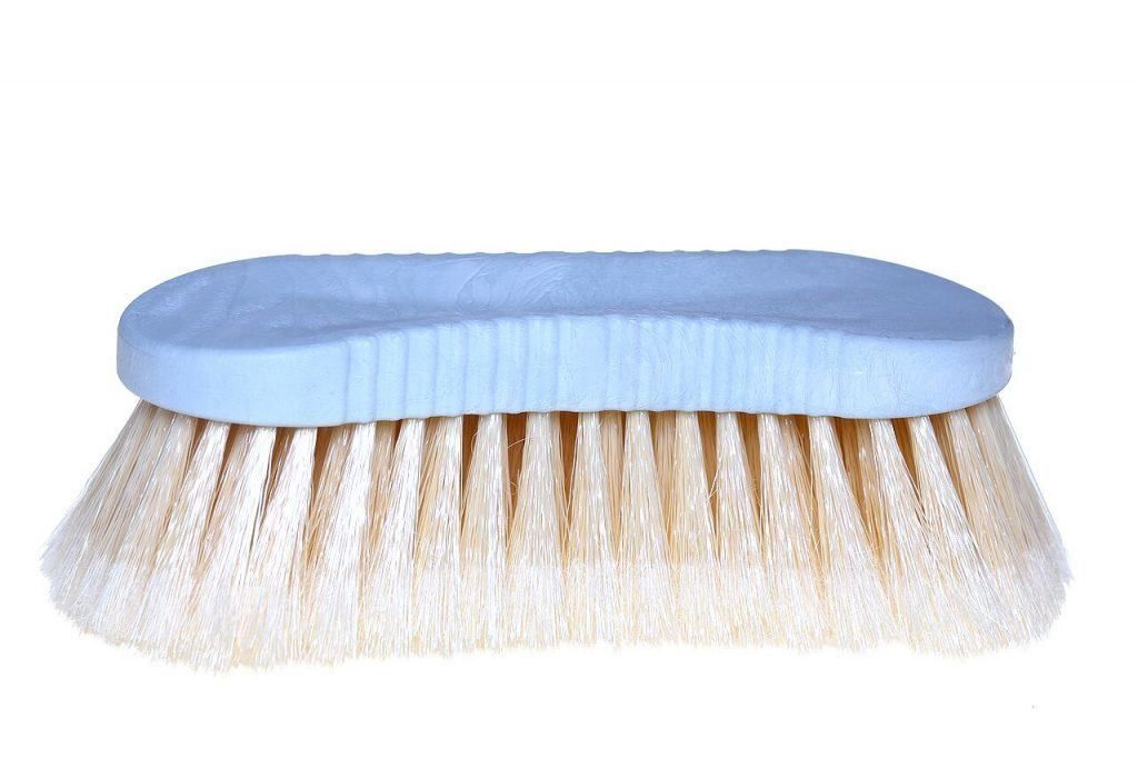 Cepillo para el cuidado de caballos con mango de color azul claro y cerdas de color beige.