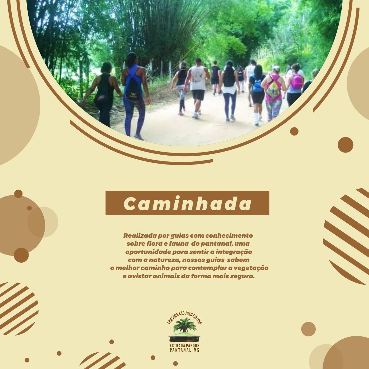 Um grupo de pessoas está caminhando por um caminho chamado caminhada