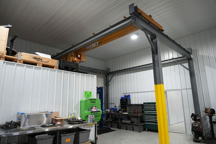 contractor shops and business suites for lease in use with hoist