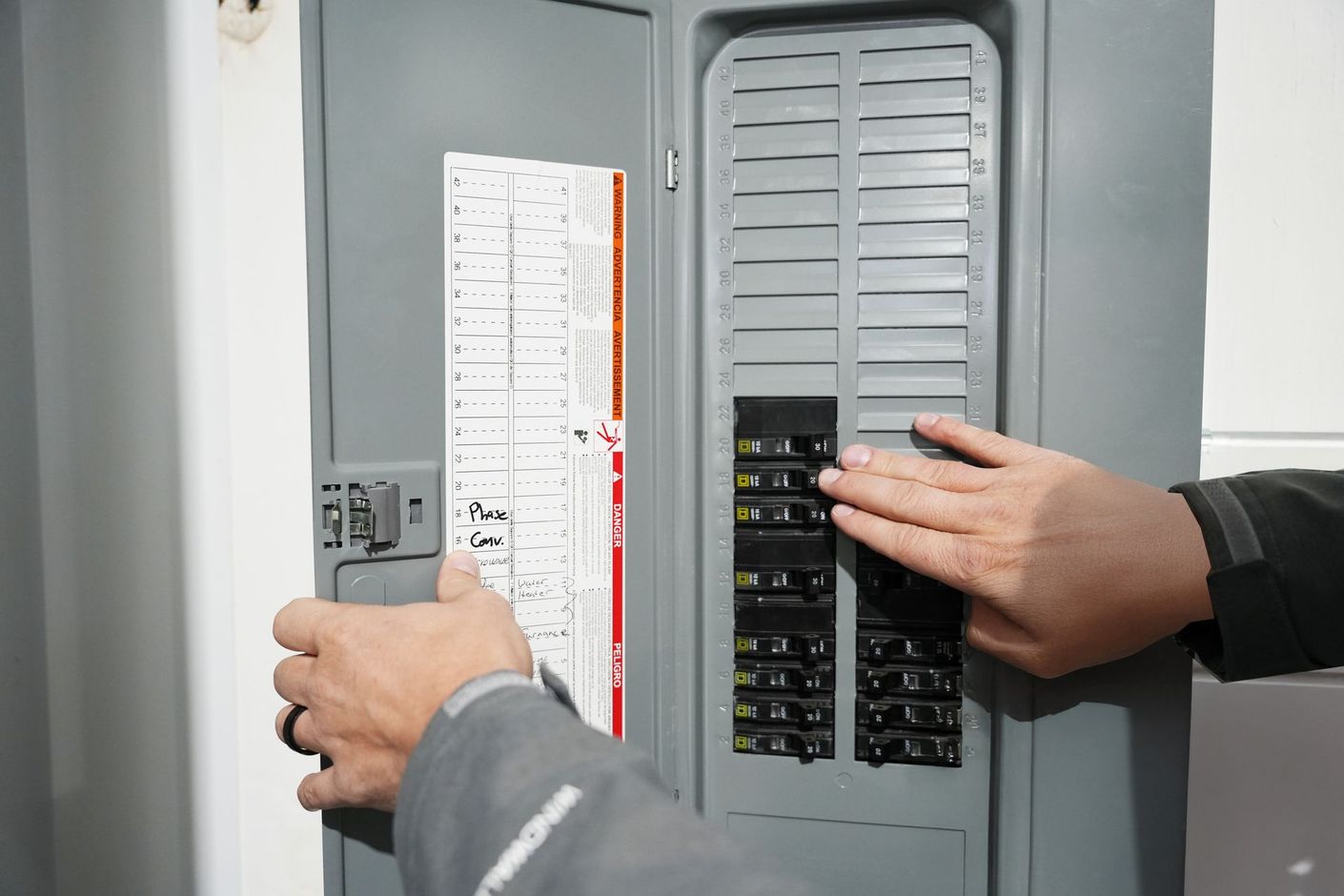 contractor shops and business suites for lease - electrical panel