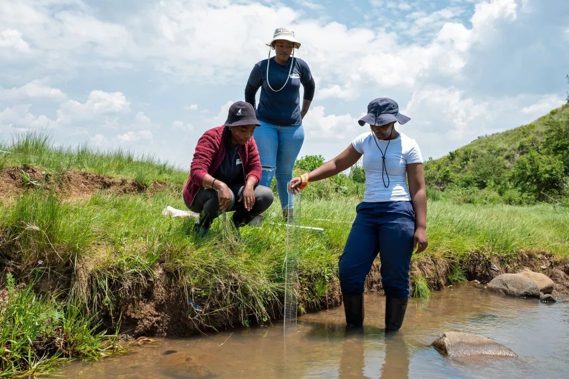 Copyright UNICEF South Africa/2022/Ngcobo
Palesa uses the velocity plank in the water to record the