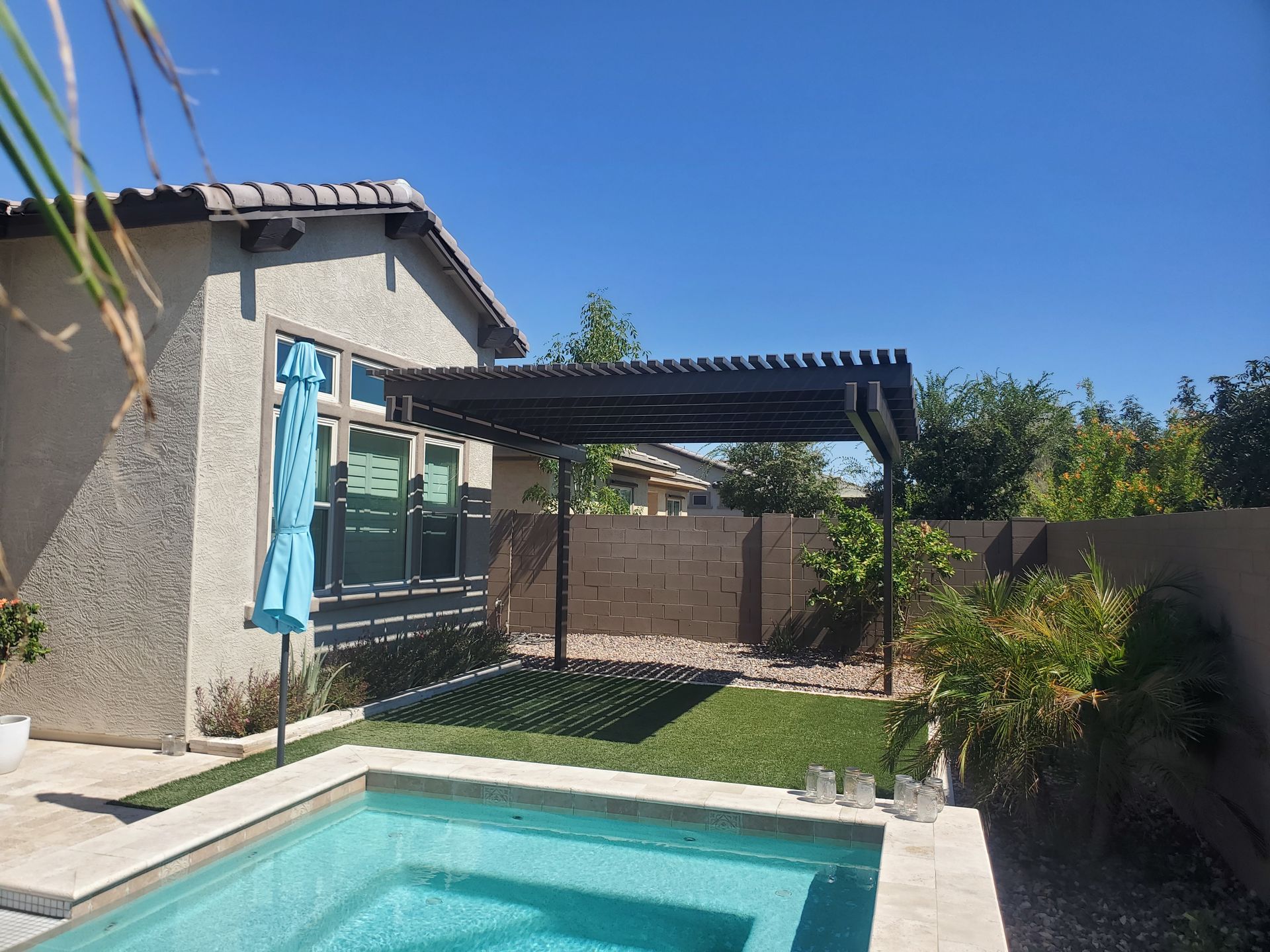 Innovative cantilever patio cover in Tempe, maximizing outdoor comfort with its floating shade solution.