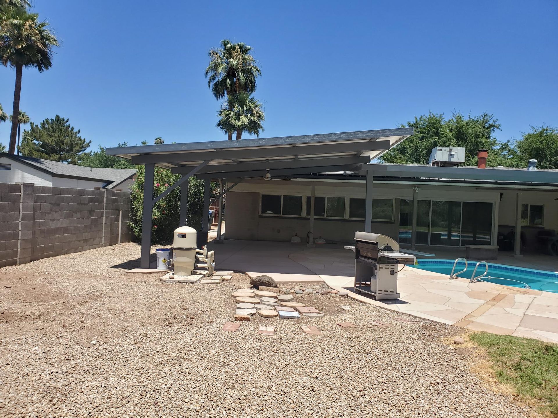Southwest Patio's cantilever cover in Glendale, crafted for optimal sun protection and visual elegance.