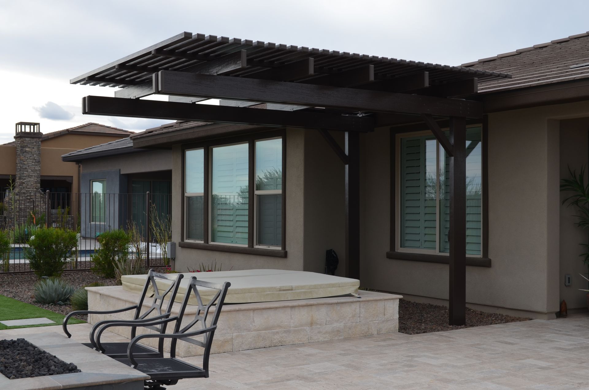 Sleek cantilever roof patio cover in Phoenix, providing expansive shade with a modern design.