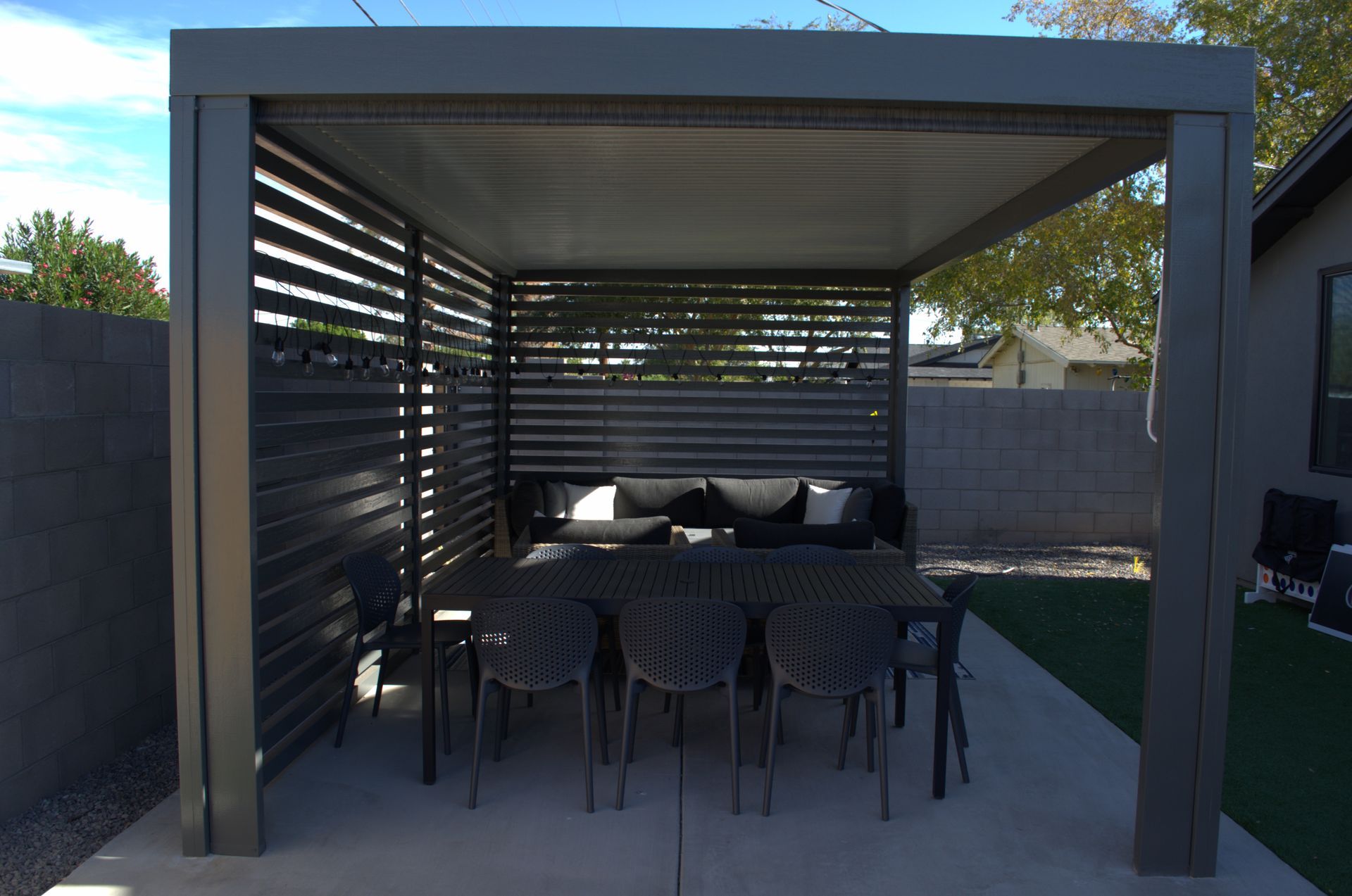 Southwest Patio brings innovative dining covers like this flat pan cover design to Paradise Valley patios.