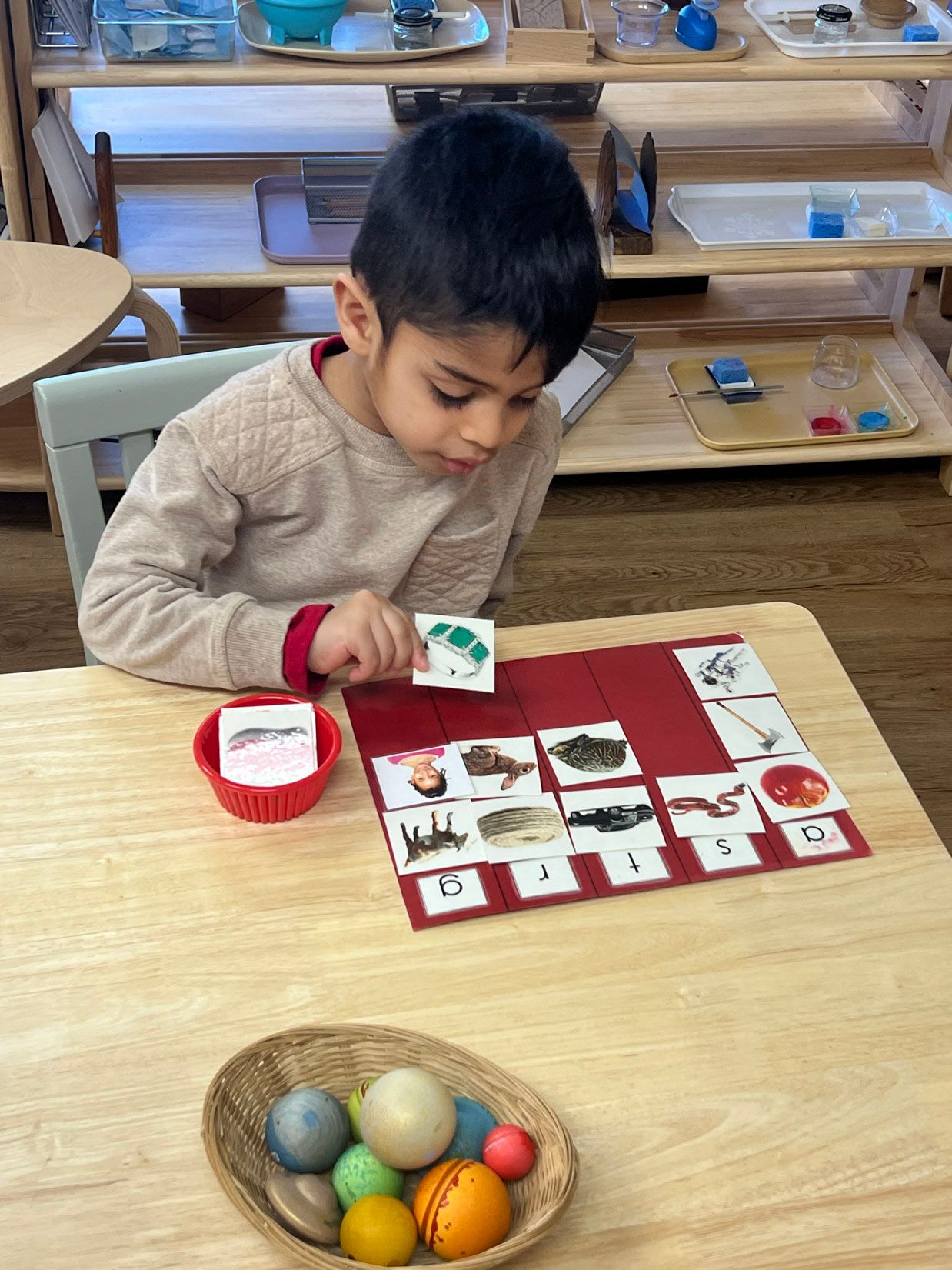 montessori preschool child working with sesorial materials
