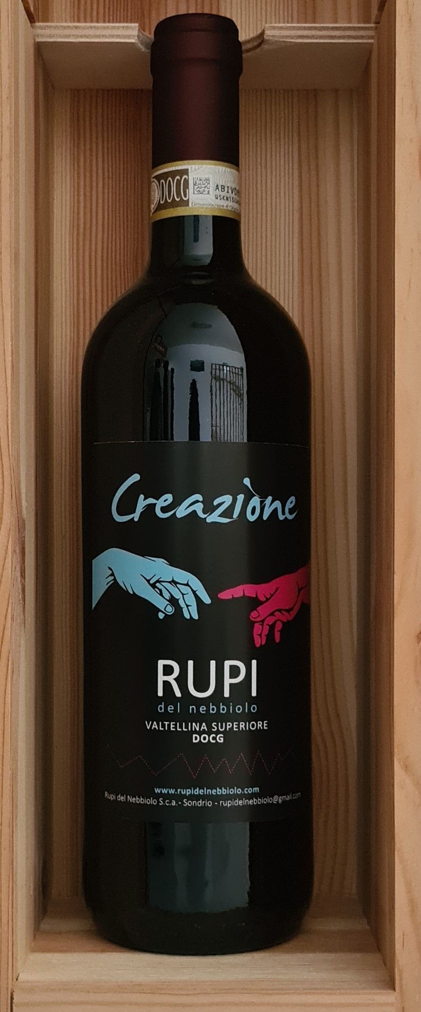 Tre bottiglie di vino rupi sono allineate una accanto all'altra