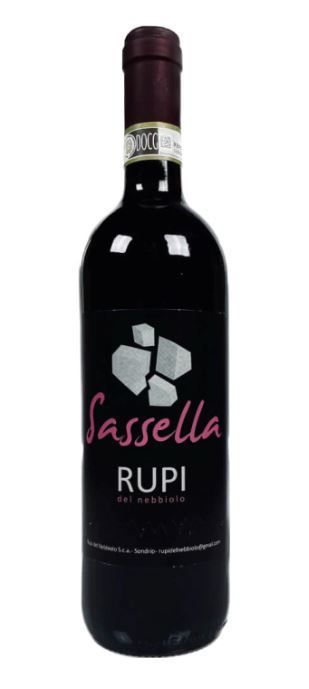 Tre bottiglie di vino rupi sono allineate una accanto all'altra