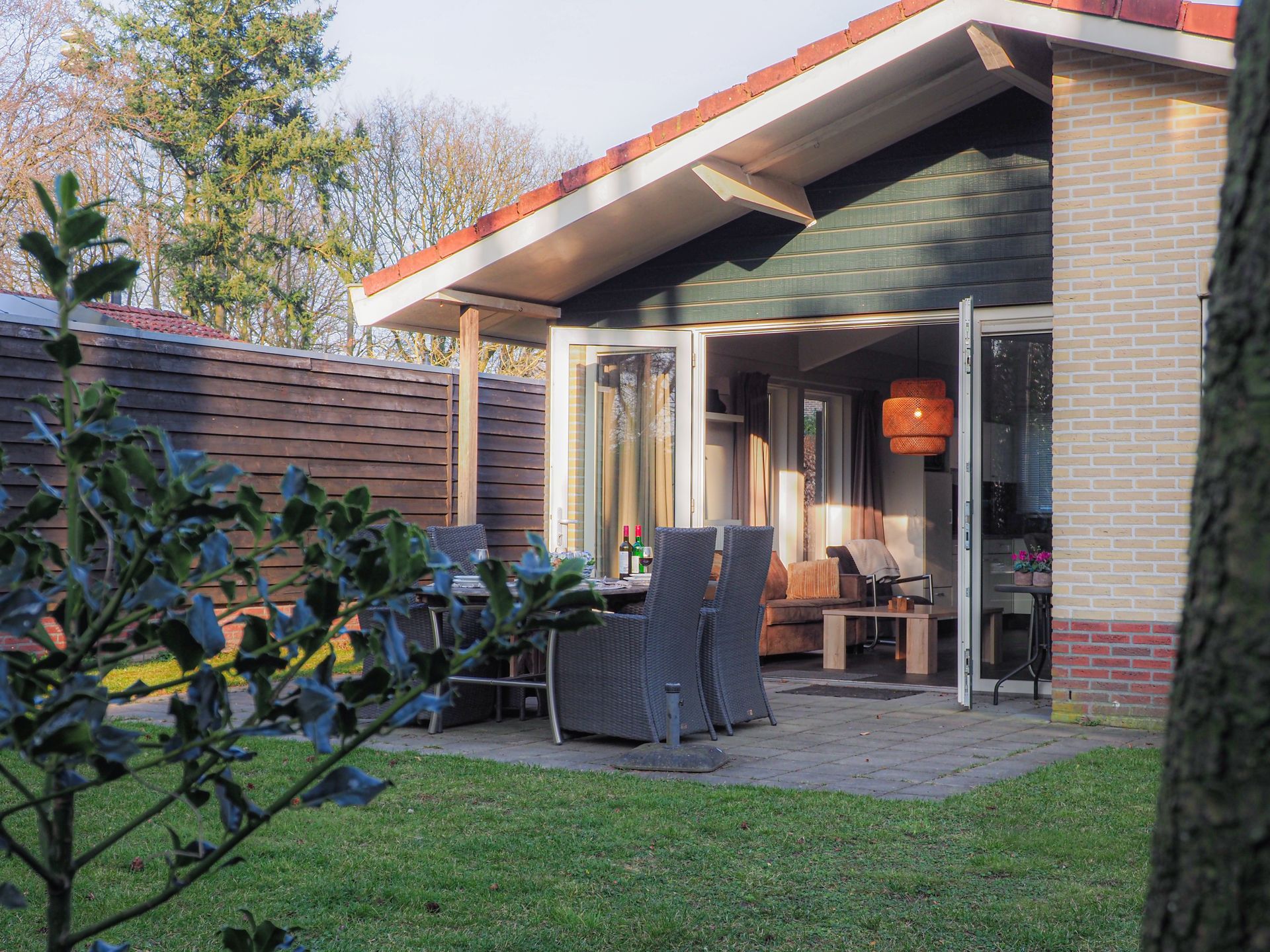 Een huis met een terras en stoelen ervoor