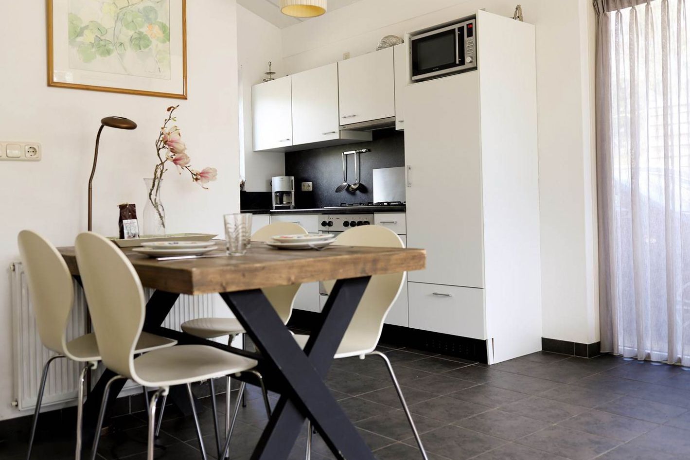 Een keuken met een tafel en stoelen erin