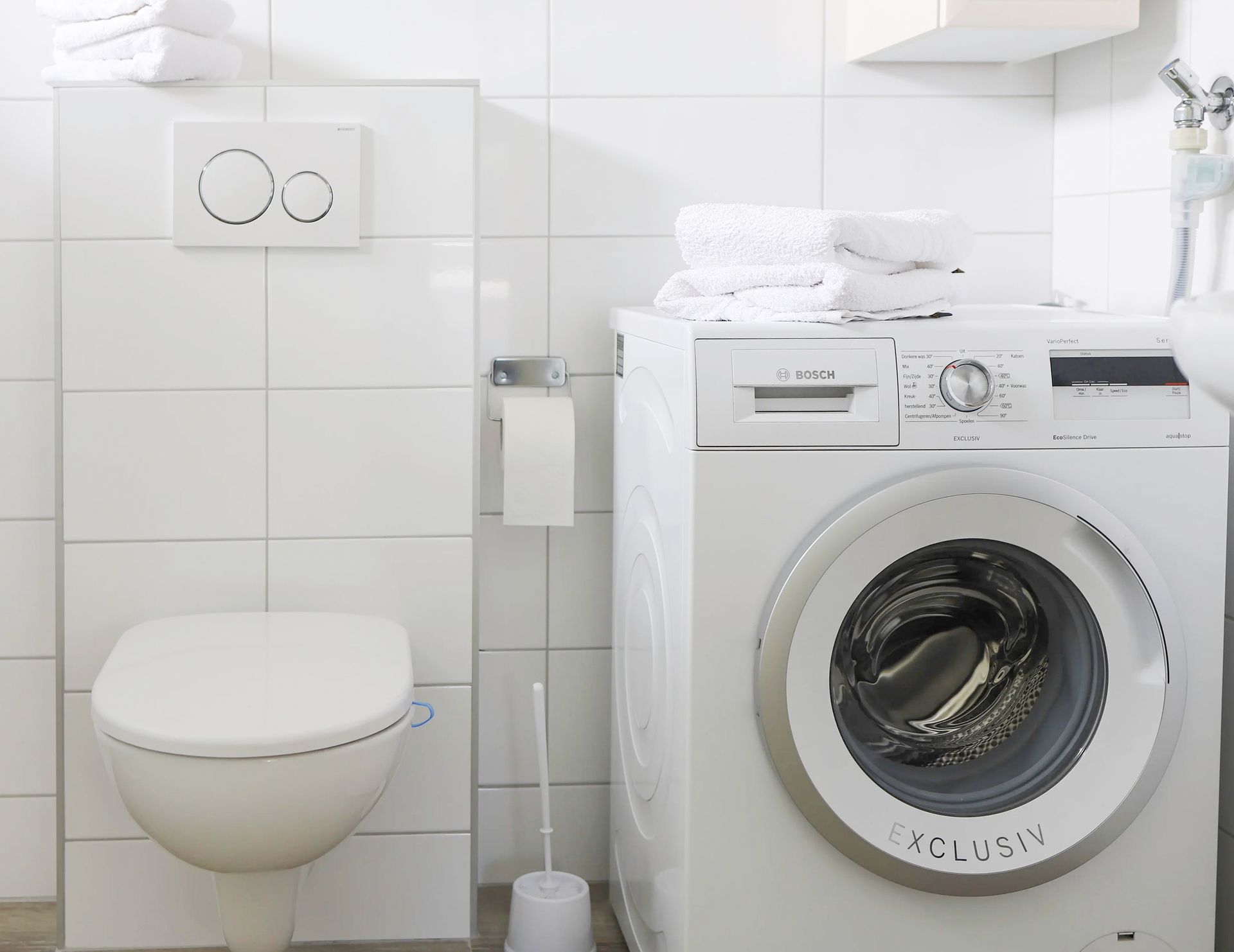 Een badkamer met toilet en wasmachine