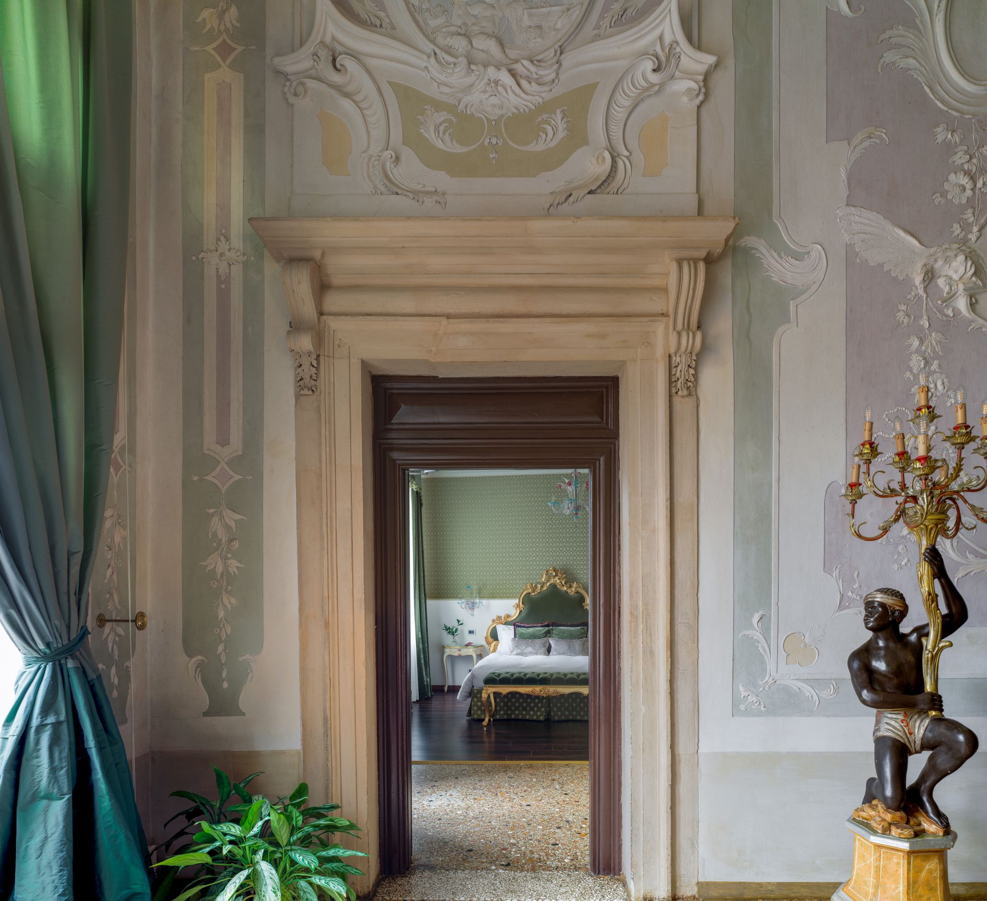 Elegante corridoio con stucchi decorati, porta di accesso a una camera da letto