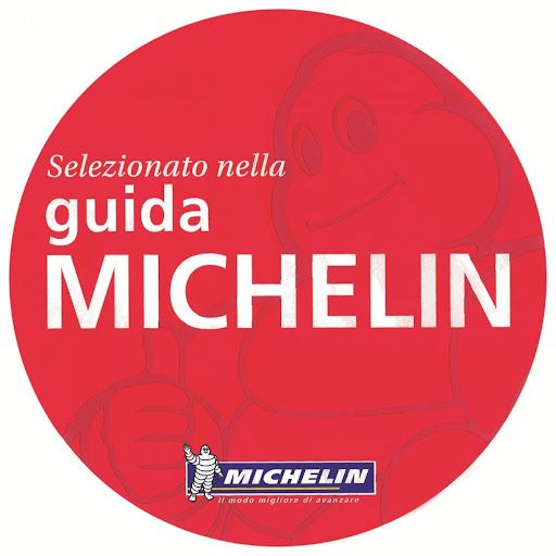 Badge rosso Michelin con testo “Selezionato nella guida MICHELIN”