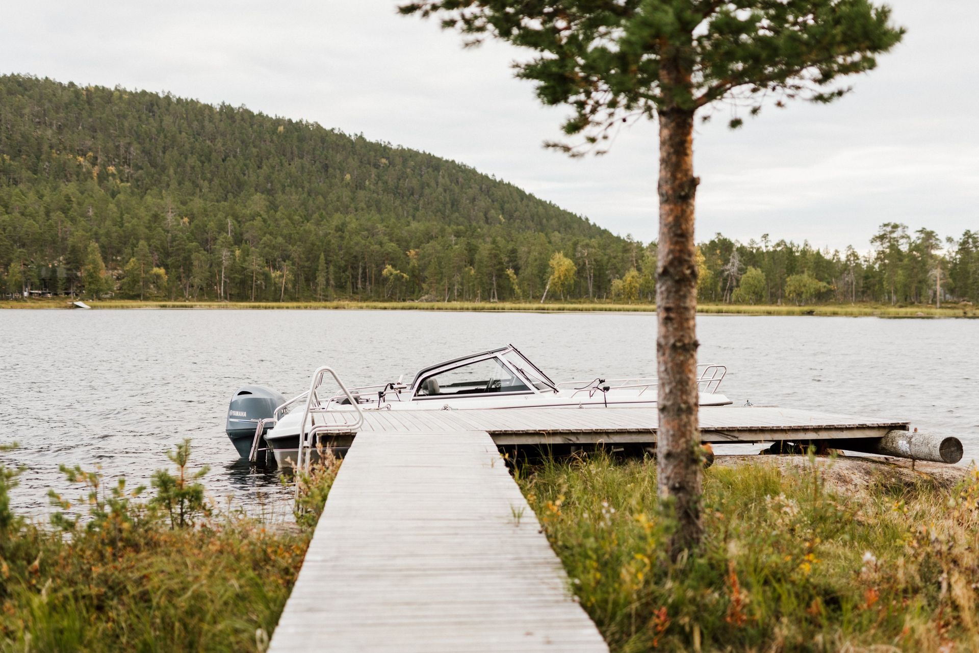 A boat is docked at a dock on a lake