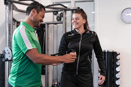 Onze fysiotherapeut traint een sporter