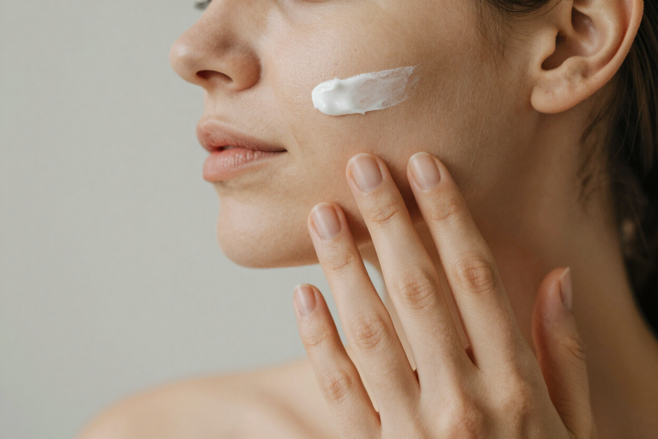 Mani che applicano delicatamente una crema viso