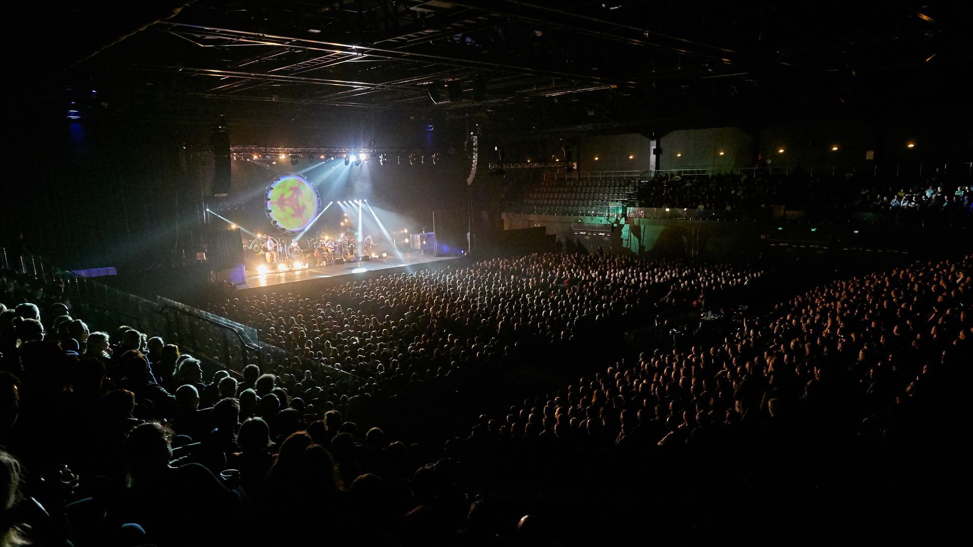 Concert performance with cinematic lighting and large-scale visual production
