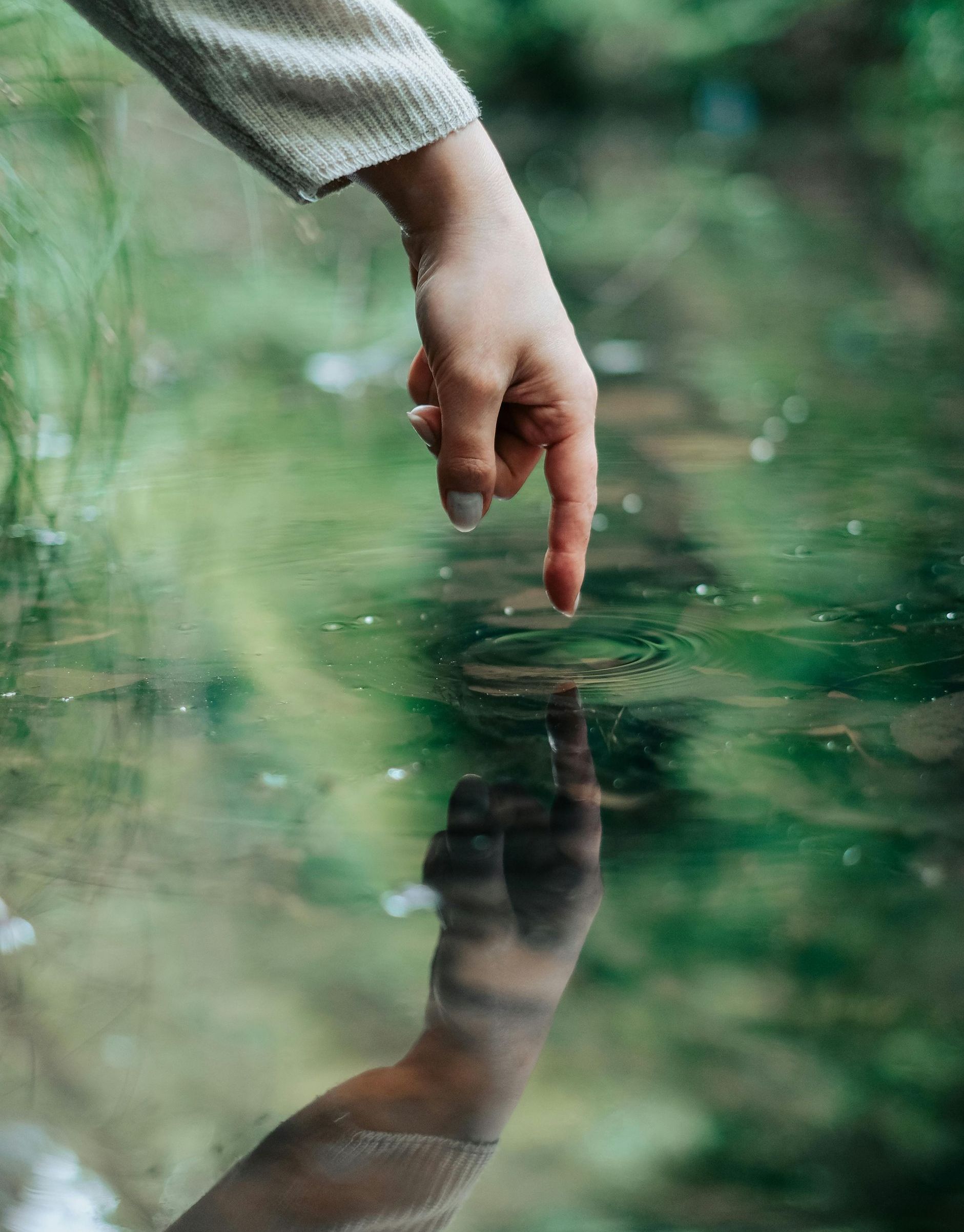 natuurlijke wegwijzing, vinger wijst in het water