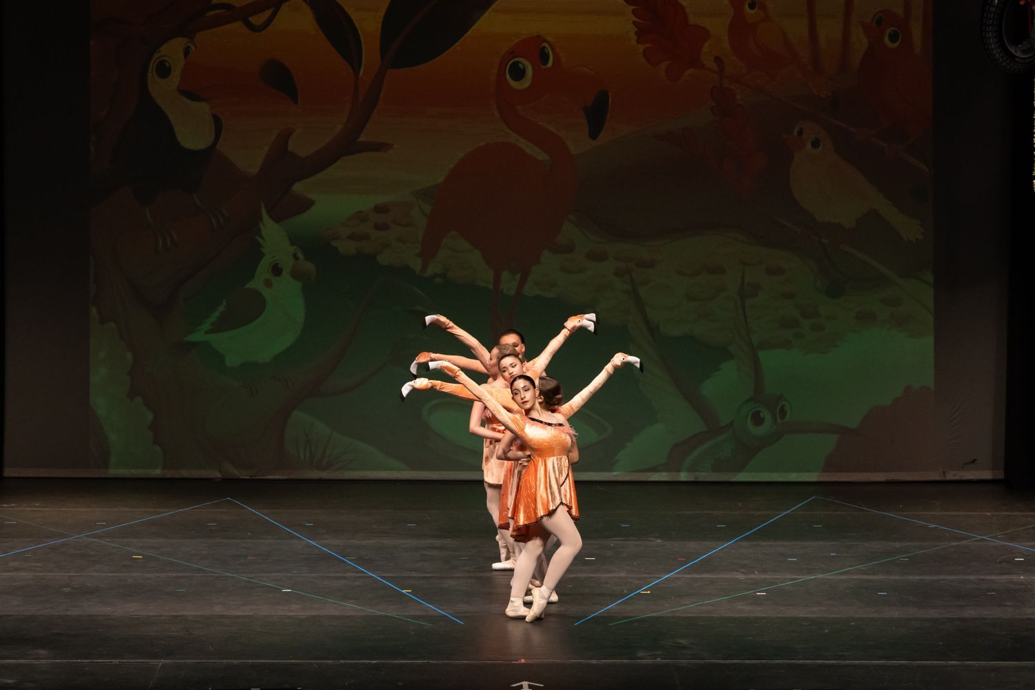 Un grupo de chicas jóvenes bailan en un escenario.