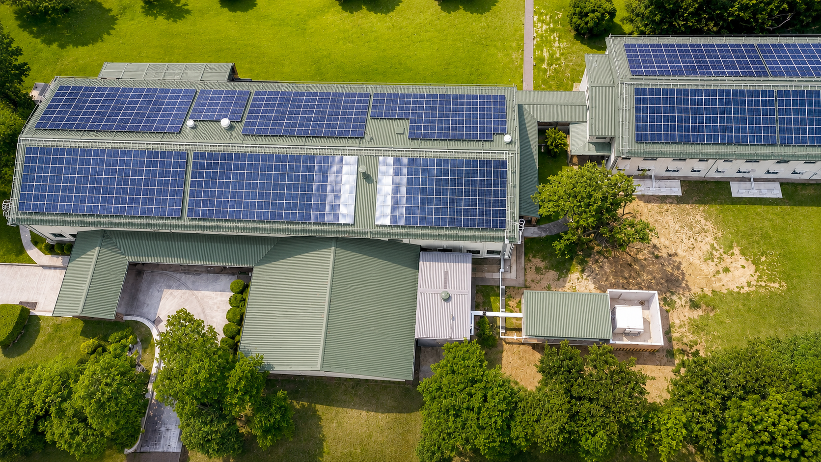本案於既有300 kWp太陽能案場導入儲能設備及地端能源管理系統，將原有光電設施升級為可管理、可調度並具備監控、調度與備援能力的光儲微電網。