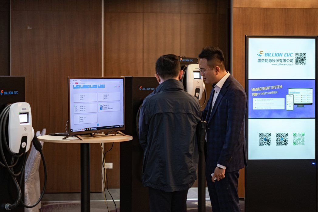 (左起)EY安永執行副總劉安凱、NextDrive聯齊科技總經理伊永馨、盛齊綠能副總陳均宜、盛齊綠能處長陳彥勳、大世科tsti處長段淳仁及盛益能源處長蔡明倫,攜手舉辦「工商智慧能源轉型、推動低碳化穩定供電」桃園研討會。盛齊綠能/提供 (左起)EY安永執行副總劉安凱、NextDrive聯齊科技總經理伊永馨、盛齊綠能副總陳均宜、盛齊綠能處長陳彥勳、大世科tsti處長段淳仁及盛益能源處長蔡明倫,攜手舉辦「工商智慧能源轉型、推動低碳化穩定供電」桃園研討會。盛齊綠能/提供