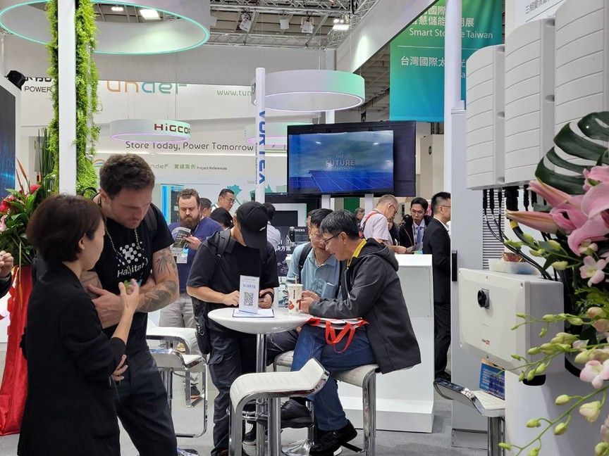 盛齊綠能於 2025 台灣國際智慧能源週展區現場吸引眾多國內外買家與合作夥伴洽談,展現台灣製造儲能與光電整合的強勁實力。